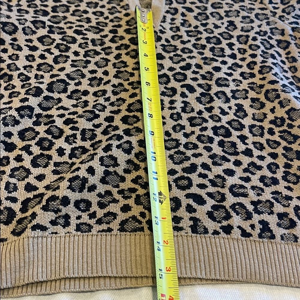 2711002 Anthropologie Leopard Print V-neck Polo EUC - Picture 7 of 8